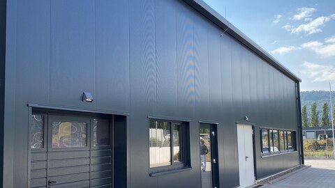 Stahlhallen günstig bauen in Systembauweise Gewerbehallenbau