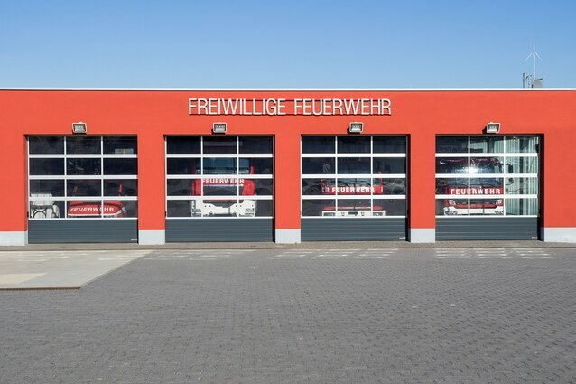 Fahrzeughallen für Feuerwehren günstig bauen in Systembauweise