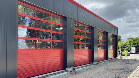 Fahrzeughallebau von Hacobau als Rettungswache Fahrzeughallenbau Feuerwehrgerätehäuser bauen