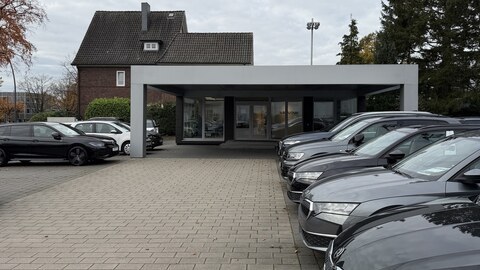 Bürocontainer von Hacobau GmbH für Gebrauchtwagenplätze Verkaufscontainer von Hacobau GmbH für Gebrauchtwagenplätze