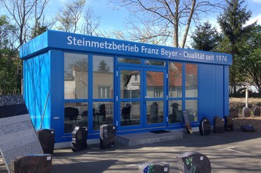 Verglaster Bürocontainer für Steinmetzbetrieb Beyer