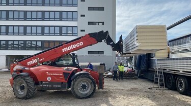 Stahlhallenbau Abladung Sandwichpaneele