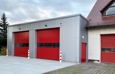 Fahrzeughallen - Fahrzeughalle / Fertighalle für Feuerwehr Radis Fahrzeughallen - Fahrzeughalle / Fertighalle für Feuerwehr Radis